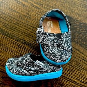 TOMS baby shoes sz 4